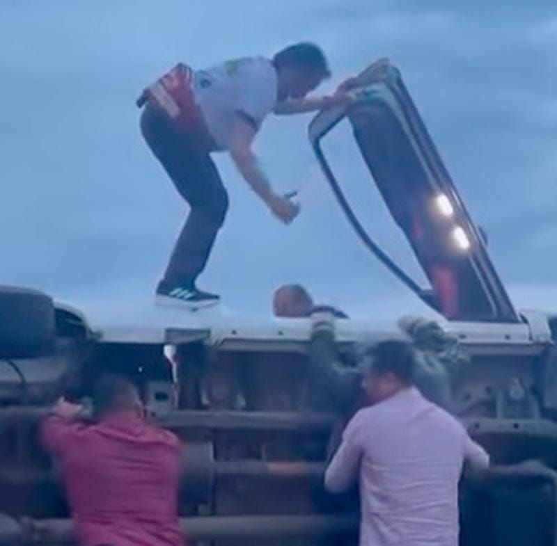 ¡RESCATA CUI A TRIPULANTES DE CAMIONETA VOLTEADA! - COMO “IRON MAN”