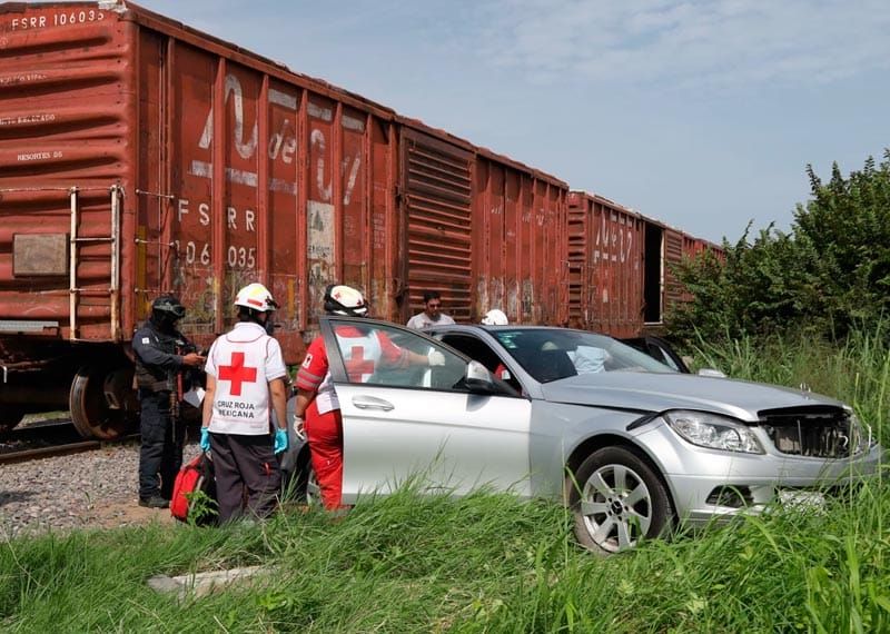 ¡TREN LE PEGA UN SUSTO A UN AUTOMOVILÍSTA!