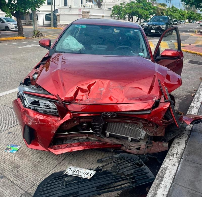 ¡AUTO JAPONÉS APACHURRADO EN “TORTAZO”!