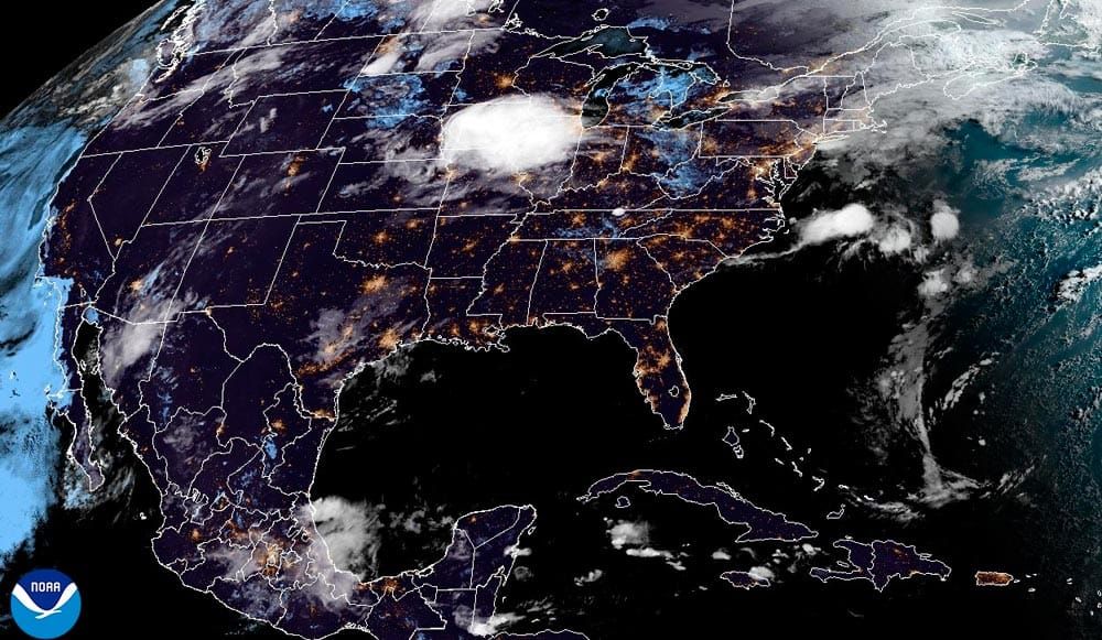 ¡DISTURBIOS EN AMBOS OCÉANOS, PERO LEJOS DE COSTAS! - *MÁS NUBLADOS CON LLUVIAS Y BOCHORNO.