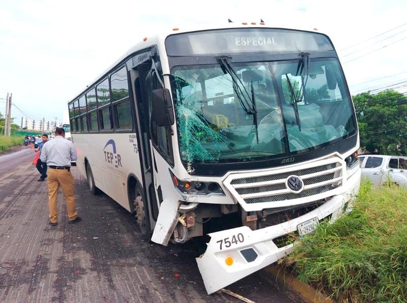 ¡AUTOBÚS TEPER CHOCÓ CONTRA CAMIONETA EN LAS BAJADAS!