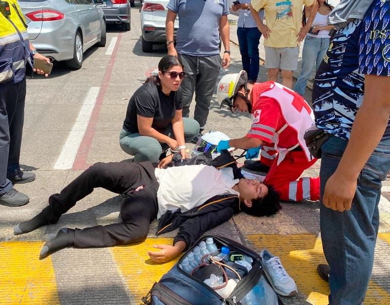 ¡TURISTAS DE CUERNAVACA MANDAN AL HOSPITAL A JOVEN MOTORIZADO!