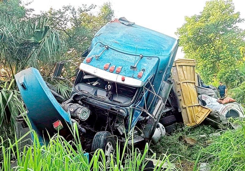 ¡SE VOLTEÓ TRÁILER EN LA CARRETERA CARDEL-NAUTLA!