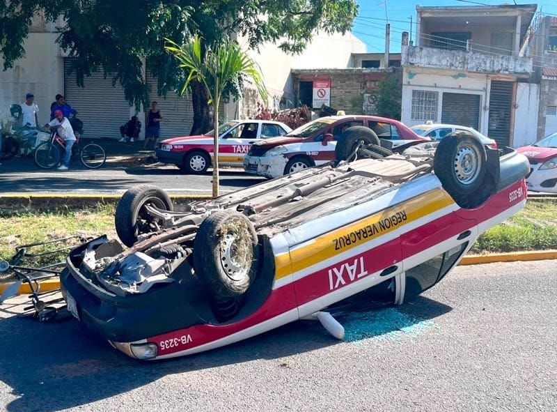 ¡TAXI SE IMPACTÓ CONTRA GUARNICIÓN Y TERMINA VOLCADO!