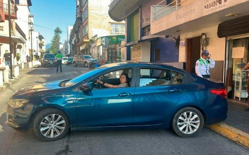 ¡SALE OTRA LADY FUNCIONARIA!