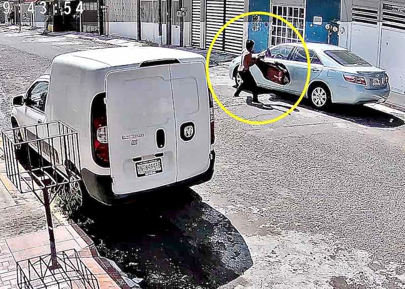 ¡SE LE METE EL “DEMOÑO” Y DESTROZA AUTO!