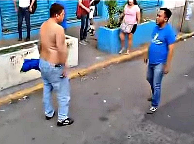 ¡SE AGARRAN A TROMPADAS Y PIQUETES DE OJOS CHOFERES DE CAMIONES DE PASAJE!