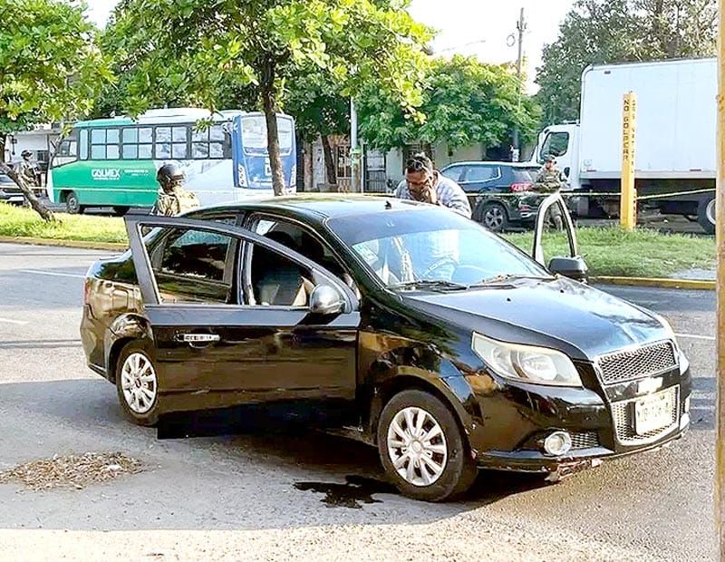 ¡CAZAN A LADRONES DE AUTOS! - UNO DE LOS DELINCUENTES MURIÓ EN LA BALACERA Y OTRO MAS FUE DETENIDO