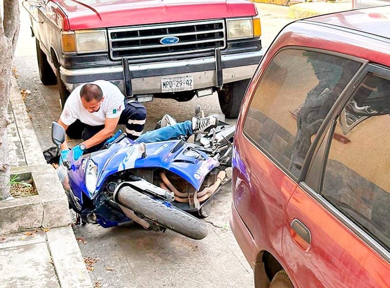 ¡EJECUTAN A MOTOCICLISTA! - PISTOLEROS LE DISPARARON A QUEMARROPA EN EL CENTRO DE TLAPACOYAN