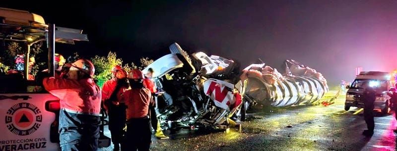 ¡“PIPAZO” MORTAL! - OPERADOR DE TRACTOCAMION PIERDE LA VIDA EN DRAMATICA VOLCADURA
