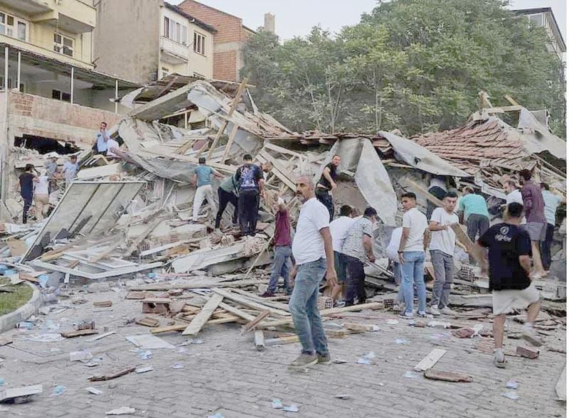 ¡SACUDE SISMO DE MAGNITUD 6.1 A TURQUÍA!
