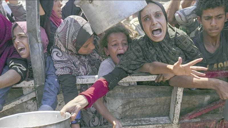 ¡MUEREN 20 PERSONAS AL VOLCARSE UN CAMIÓN CON AYUDA EN GAZA!