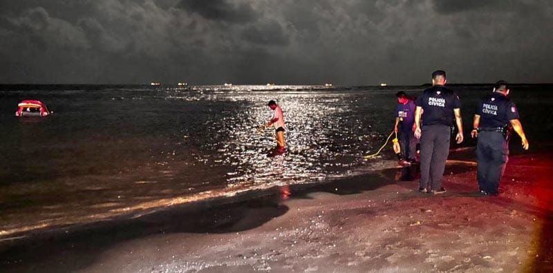¡SACAN TAXI SEMI HUNDIDO EN PLAYA DE TUXPAN!