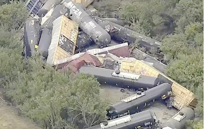¡SE DESCARRILAN 35 VAGONES DE TREN!