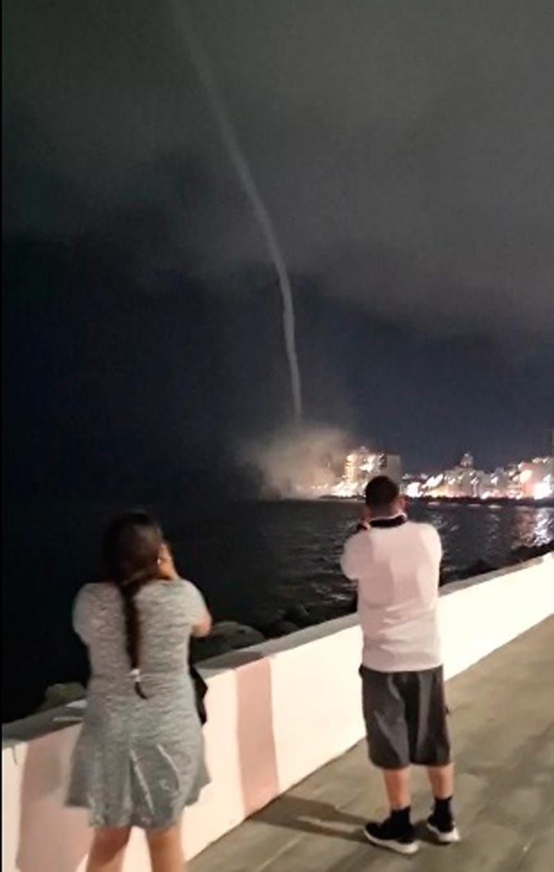 ¡TROMBA EN EL MAR!