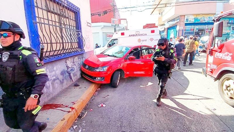 ¡PEATÓN MUERE ARROLLADO Y PRENSADO CONTRA LA PARED!