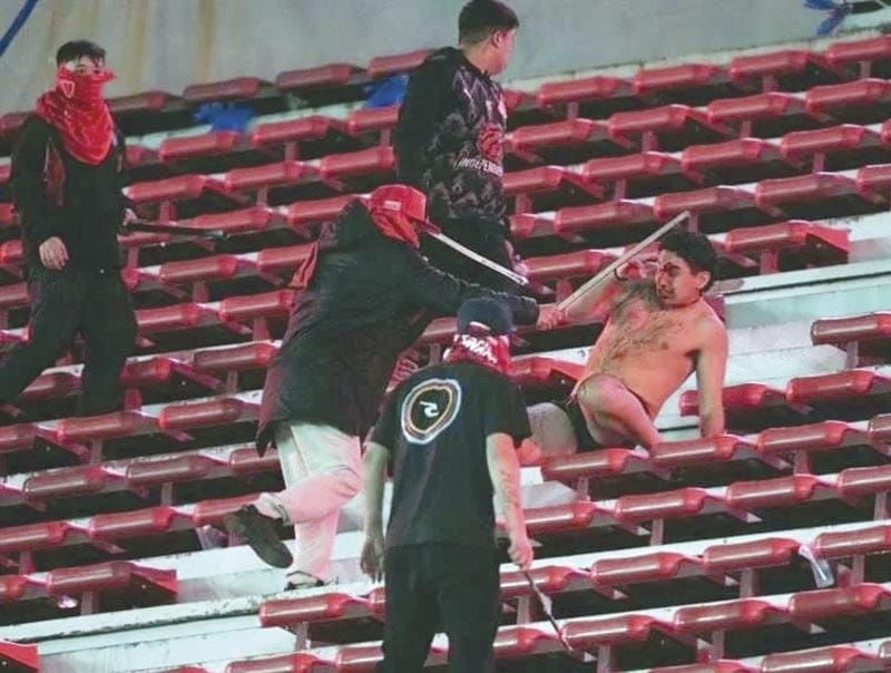 ¡SUSPENDEN EL INDEPENDIENTE - U DE CHILE POR BRONCA EN GRADAS!