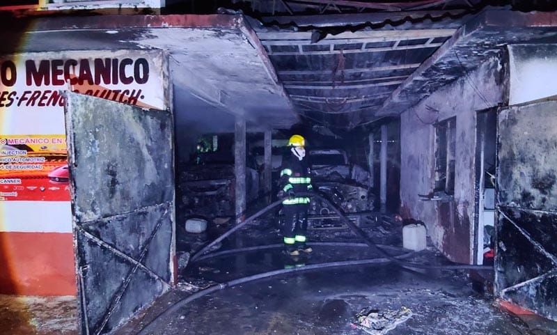 ¡FUEGO ARRASÓ CON TALLER MECÁNICO EN PLAYA LINDA!