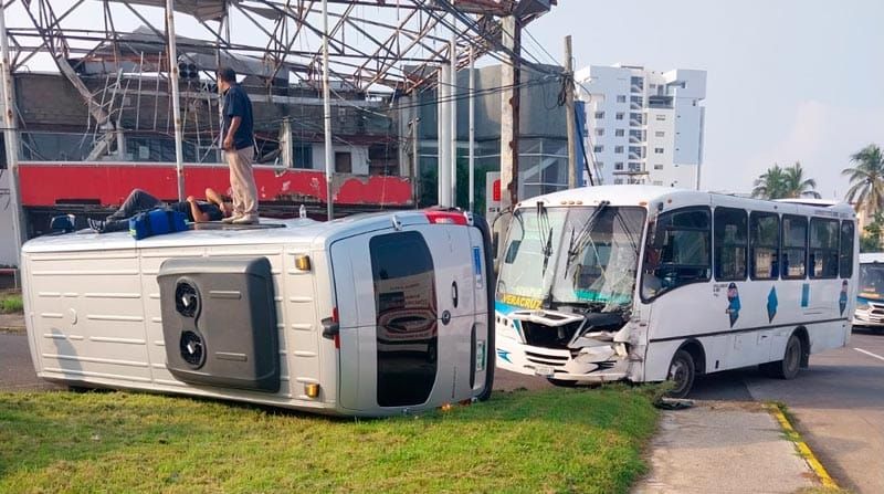¡TRANCAZO: 7 HERIDOS! - CAMIÓN DE PASAJE SE IMPACTÓ CONTRA UNA VAN FRENTE AL HOTEL MOCAMBO