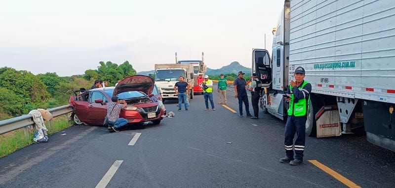 ¡TRAILERO EMBISTIÓ A FAMILIA EN LA AUTOPISTA!