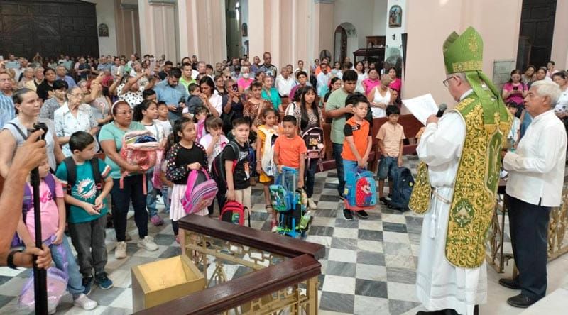 ¡BENDICIÓN DE MOCHILAS! - *La otorga el Obispo Carlos Briceño