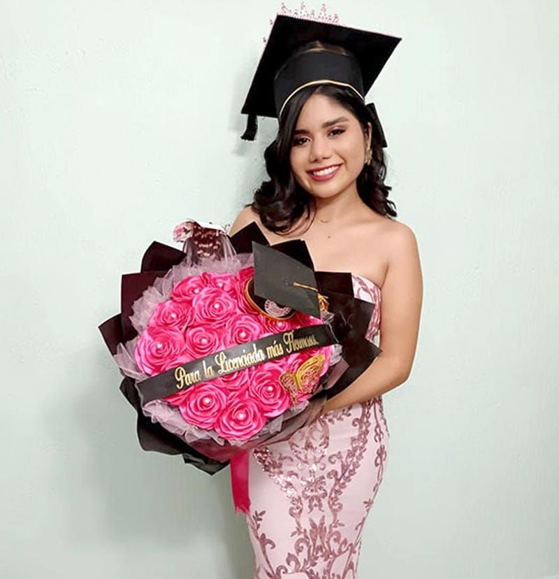 SE GRADÚA AMANDA