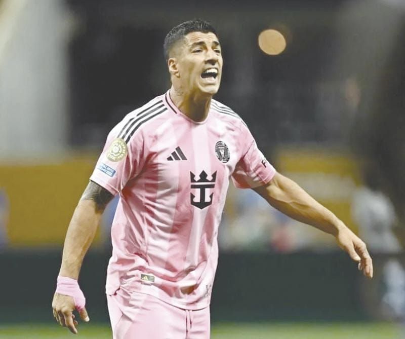 ¡SUSPENDE MLS TRES PARTIDOS A LUIS SUÁREZ POR ESCUPITAJO!