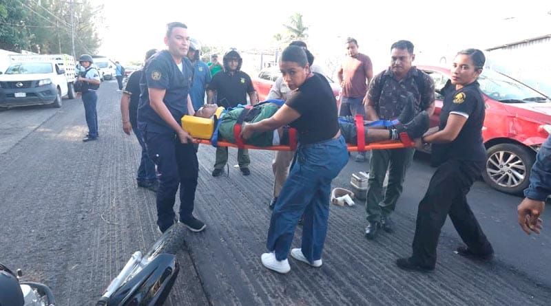 ¡TAXI EMBISTIÓ MOTOCICLISTA EN LAS BAJADAS!