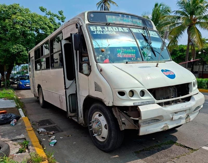 ¡TRABAJADOR DE CLIMAS PIERDE LA VIDA EMBESTIDO POR AUTOBÚS!