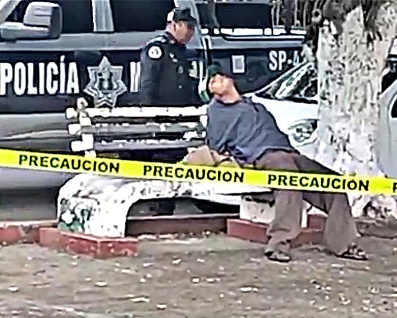 ¡FALLECIÓ “BARBA NEGRA” SENTADO EN LA BANCA!