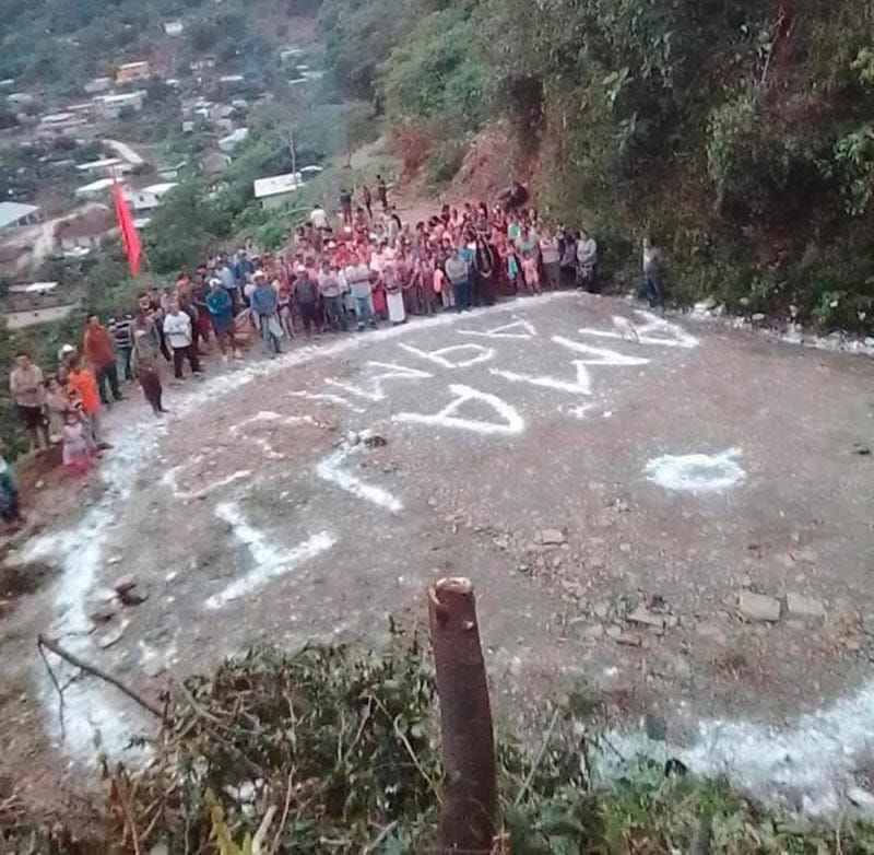 ¡CON CAL Y CHAPEO IMPROVISAN PISTAS! - *Claman llegada de los helicópteros