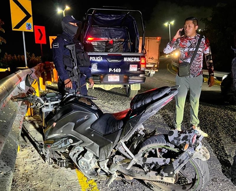 ¡DERRAPAN Y SE IMPACTAN CONTRA PLACA METÁLICA!