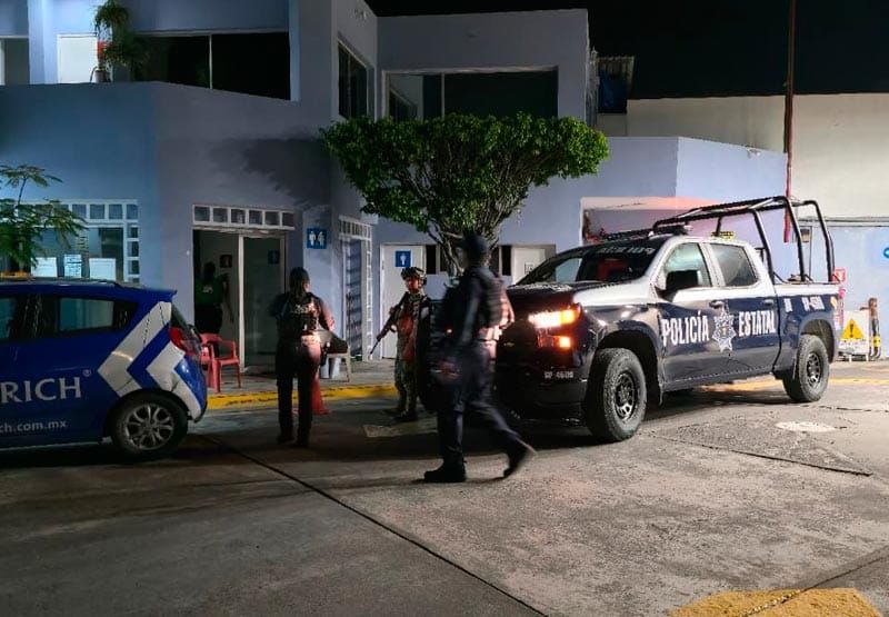 ¡PAREJA DE PISTOLEROS ASALTAN GASOLINERA!