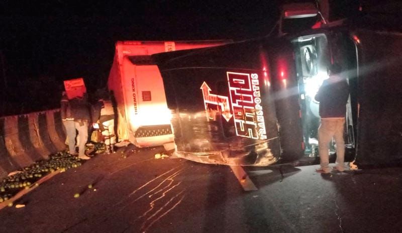 ¡VOLCÓ UN TRÁILER CARGADO CON TONELADAS DE LIMÓN!
