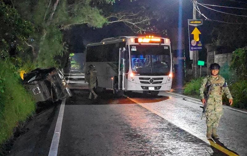 ¡AUTOBÚS LE DA UN “ARRIMÓN” Y CAMIONETA VOLCÓ EN LA CARRETERA!