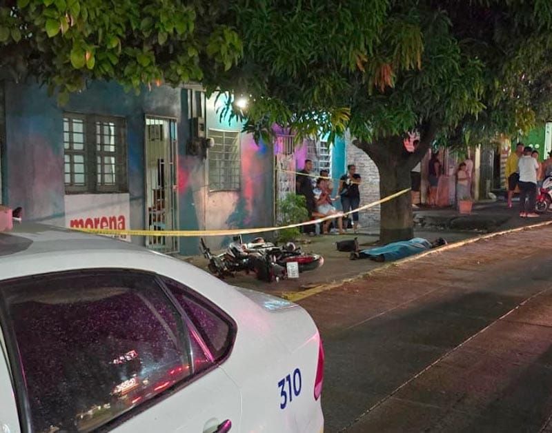 ¡CURVA DE LA MUERTE! - MOTOCICLISTA PIERDE LA VIDA EN EL BULEVAR MIGUEL ALEMÁN DE BOCA DEL RÍO