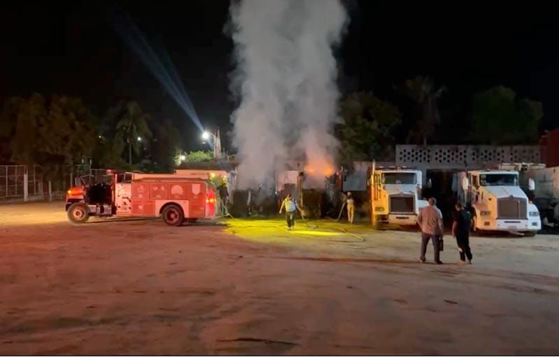 ¡LANZAN BOMBAS MOLOTOV CONTRA DOS TRÁILERS EN ACAYUCAN!