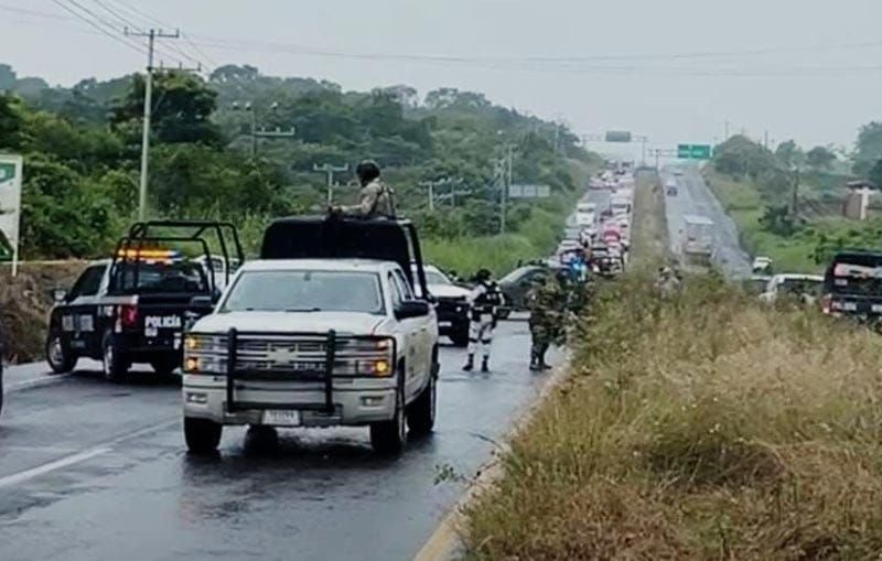 ¡TRAEN A VERACRUZ A DOS MAESTRAS HERIDAS DEL TIROTEO DE ACAYUCAN! - DEL ENFRENTAMIENTO ARMADO ENTRE MILITARES Y TRIPULANTES DE UNA CAMIONETA BLINDADA