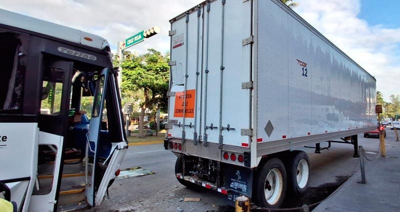 ¡SE IMPACTA AUTOBÚS CONTRA TRÁILER Y DEJA 20 LESIONADOS!