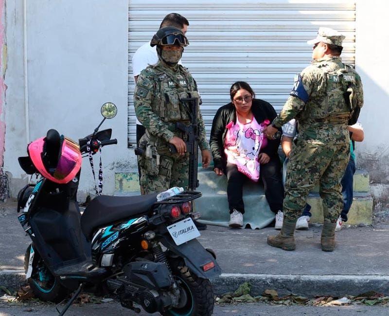 ¡CAYÓ CON TODO Y MOTONETA EN REGISTRO DE CFE SIN TAPA!