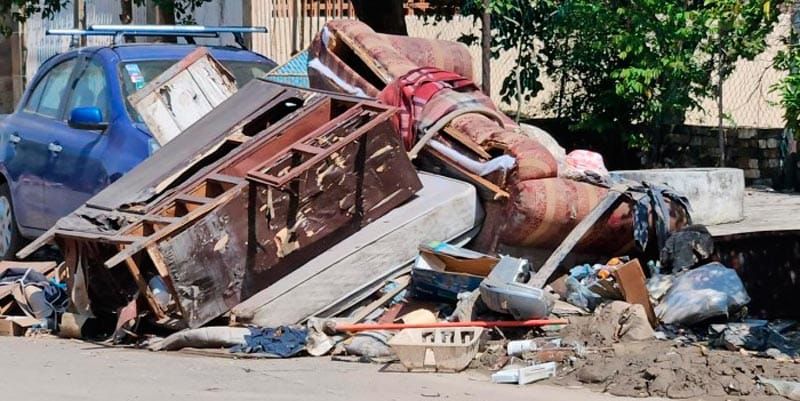 ¡BLOQUEAN LAS CALLES CON DESECHOS! - *Se quejan de foco de infección
