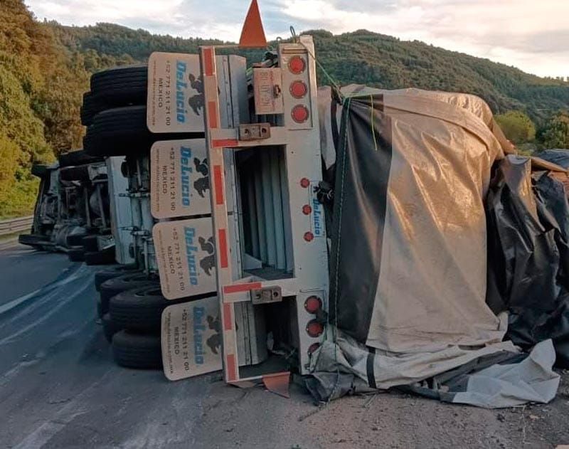¡VOLCÓ TRÁILER CARGADO CON BOBINAS DE PAPEL EN LAS CUMBRES DE MALTRATA!