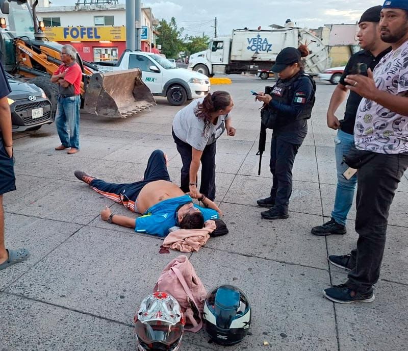 ¡AUTOMOVILISTA GOLPEÓ Y ATROPELLÓ A PAREJA DE MOTOCICLISTAS!