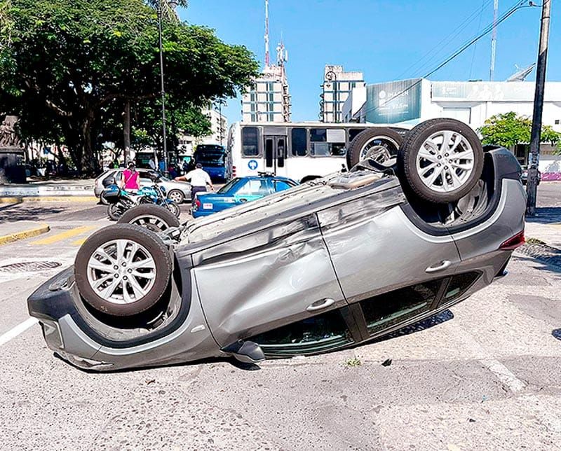 ¡LE PEGAN A CAMIONETA Y TERMINA VOLCADA EN EL CENTRO HISTÓRICO!