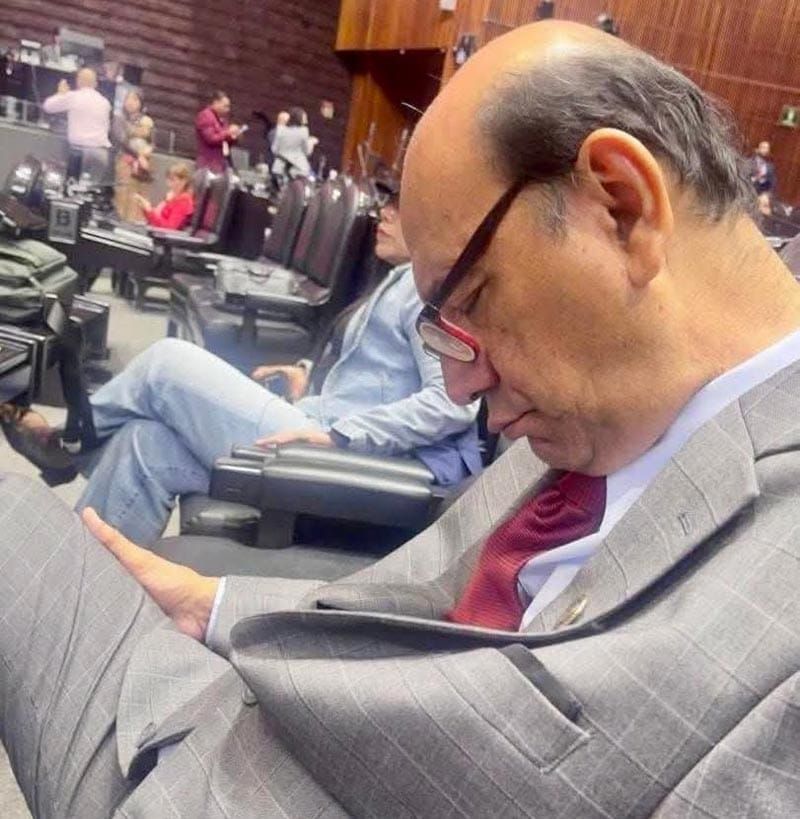 ¡LO CACHAN DURMIENDO! - A DIPUTADO FEDERAL DE COATZA