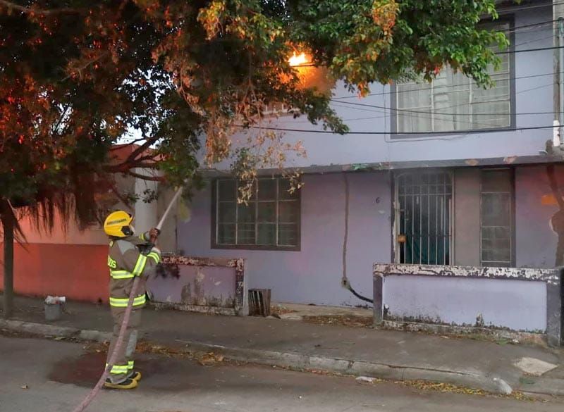 ¡SE PRENDIERON LOS CABLES DE CFE!