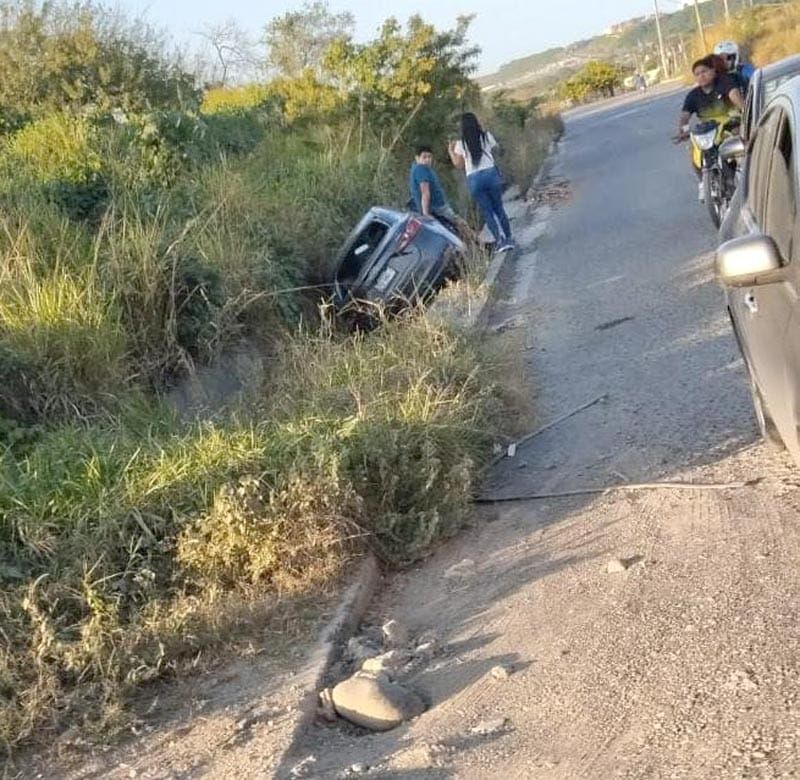 ¡AUTOMOVILISTA SE QUEDA ATORADO EN UNA ZANJA!