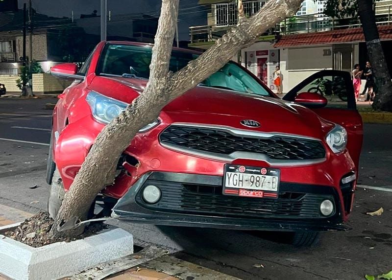 ¡POR CULPA DE TAXISTA SE DAN UN ‘TRANCAZO’!