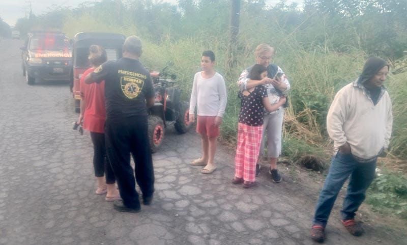 ¡FAMILIA Y SU VEHÍCULO VOLCARON EN SANTA FE!