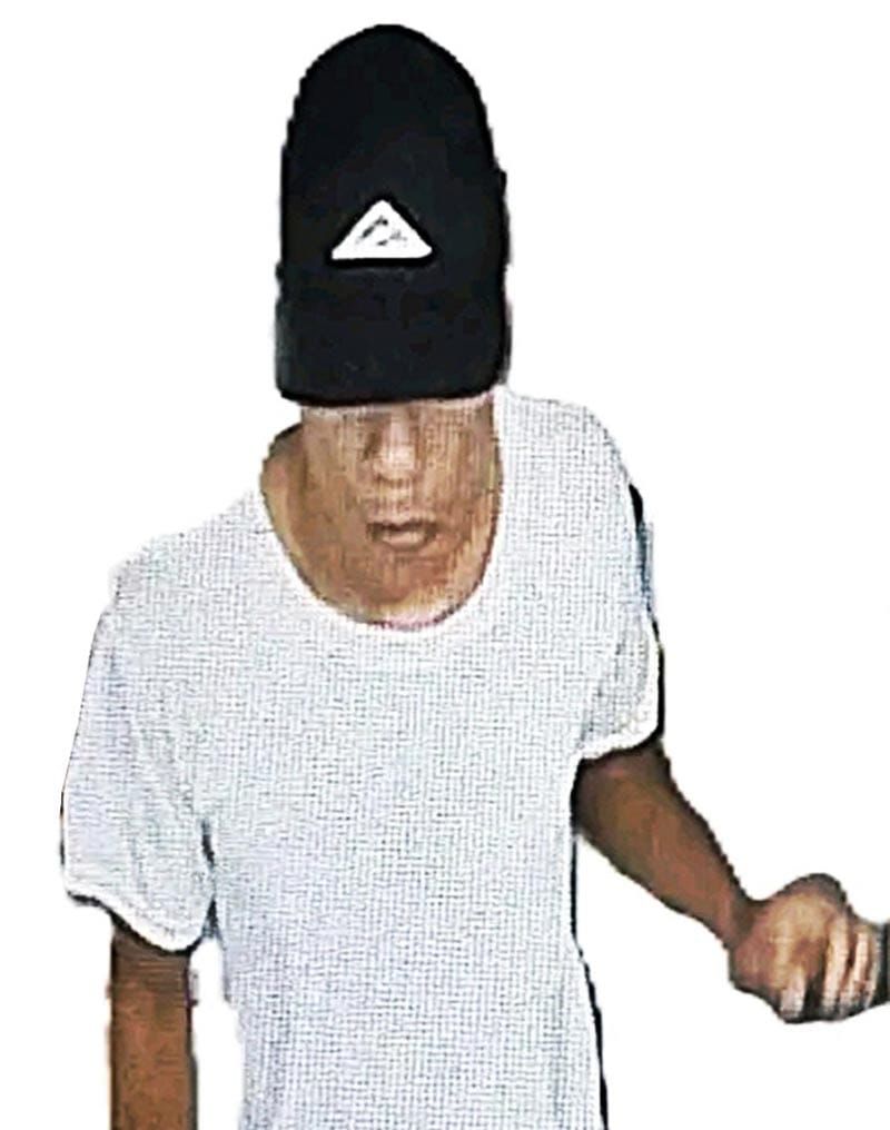 ¡POLICÍAS BUSCAN A UNA “RATOTA” CON GORRA Y ARMADO CON UN PISTOLÓN!